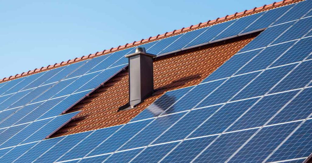Ein Dach mit Photovoltaikanlagen zur Erzeugung von Mieterstrom..