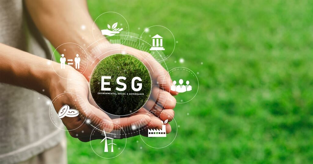 Frau hält einen virtuellen Grasball in denen die Buchstaben ESG stehen. Um den Grasball herum werden die Symbole, die mit ESG in Verbindung gebracht werden, angezeigt.