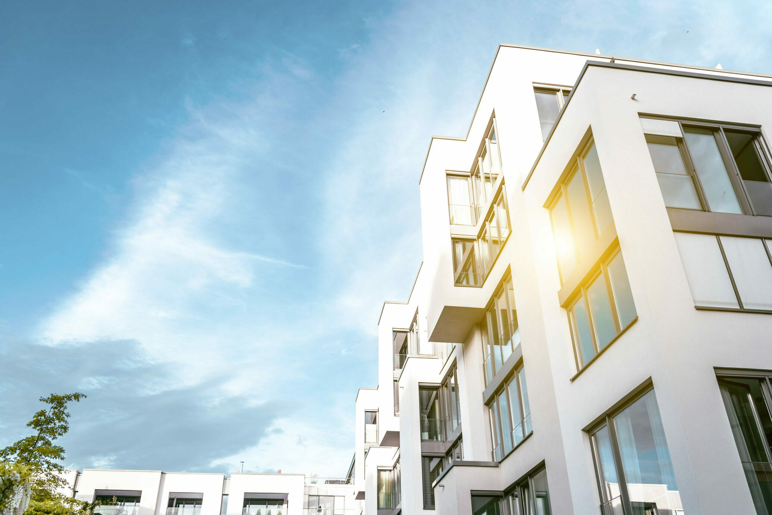 Fasade eines Mehrfamilienhaus im Schein der Sonne | Mehrfamilienhaus kaufen von Schick Immobilien Berlin